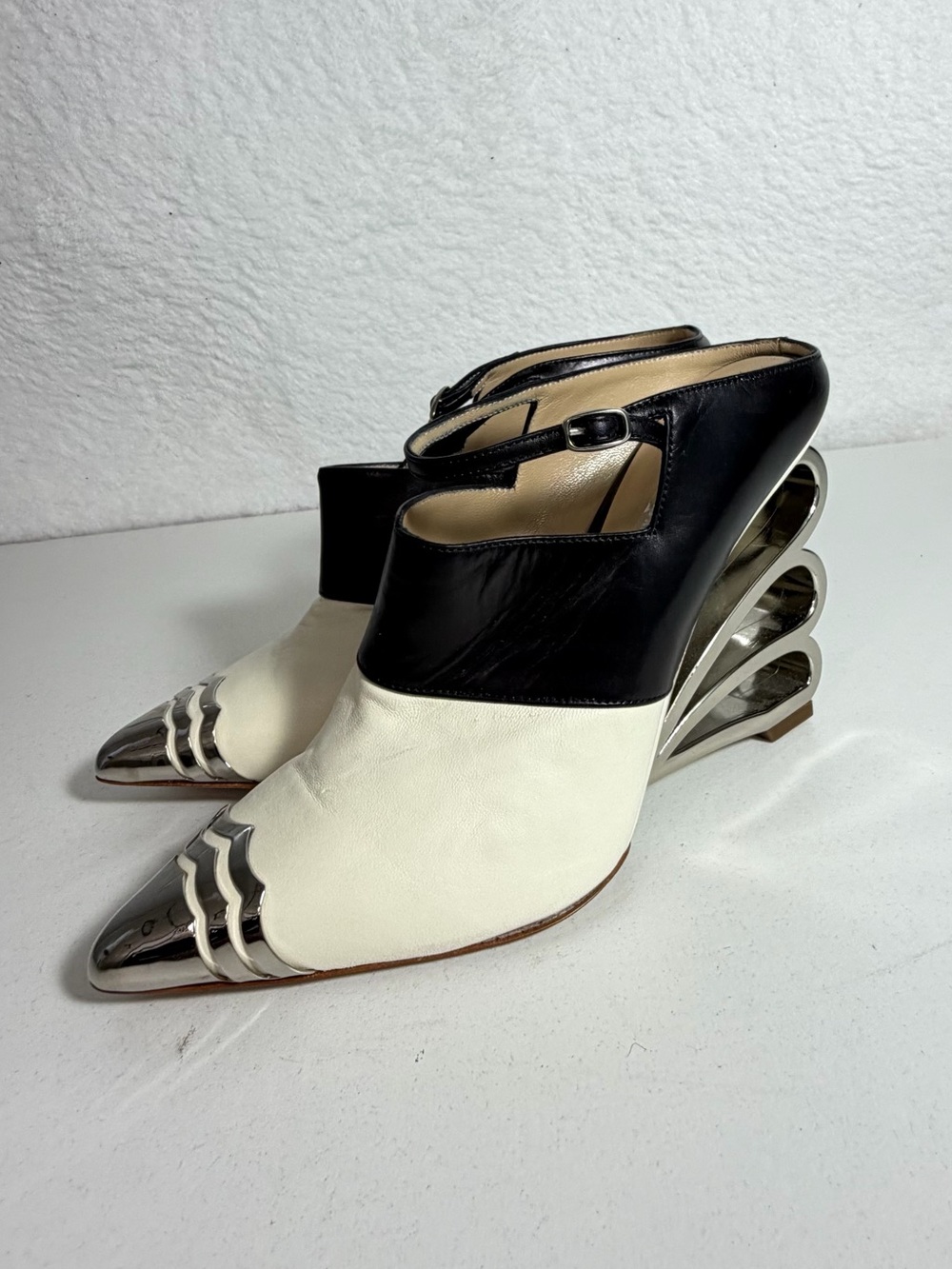 RARE Nicholas Kirkwood Sculptural Fan Heel Leather Pumps Ivory Black 37 US 6.5